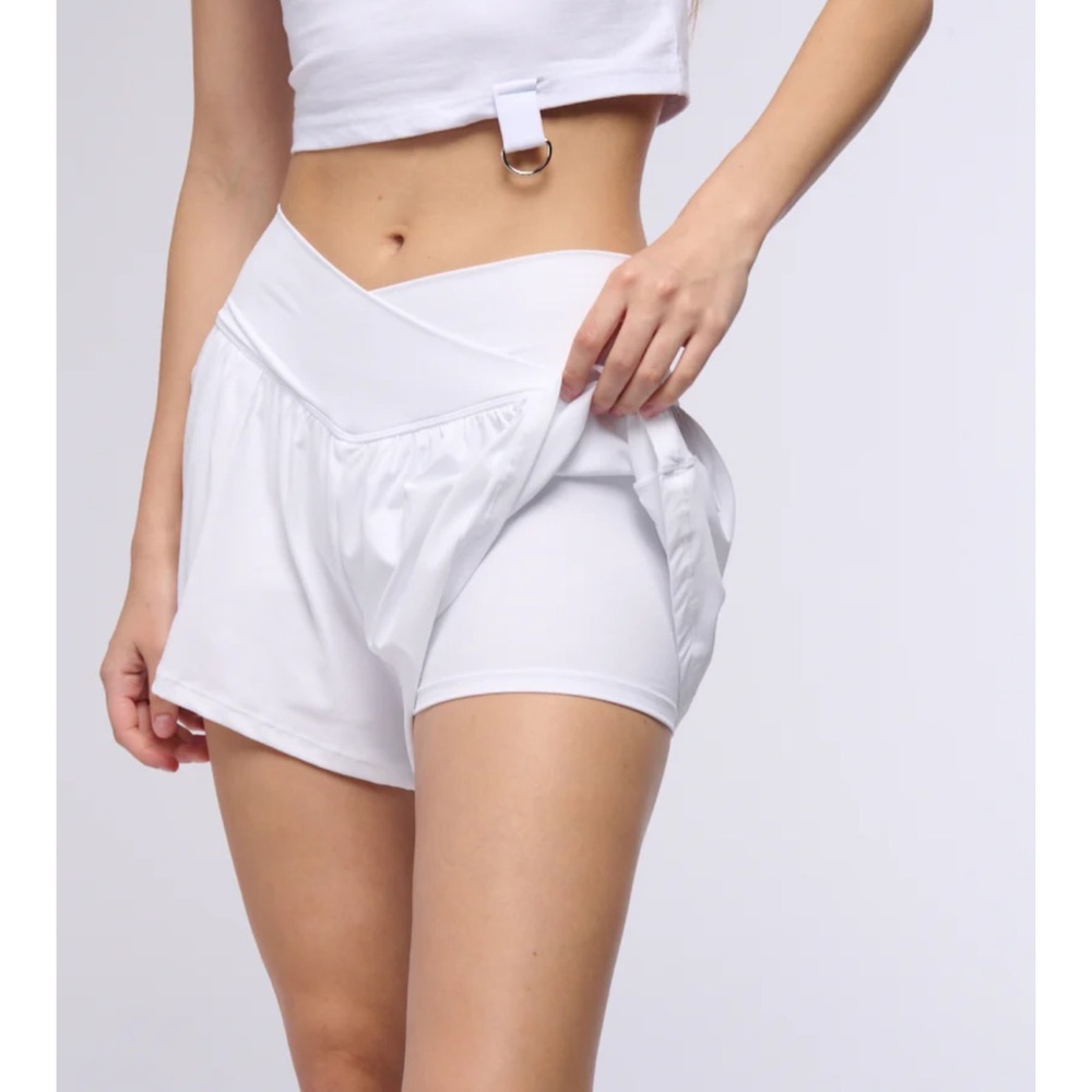 AKIRA White Athletic Shorts Lightweight Elastic Waist
